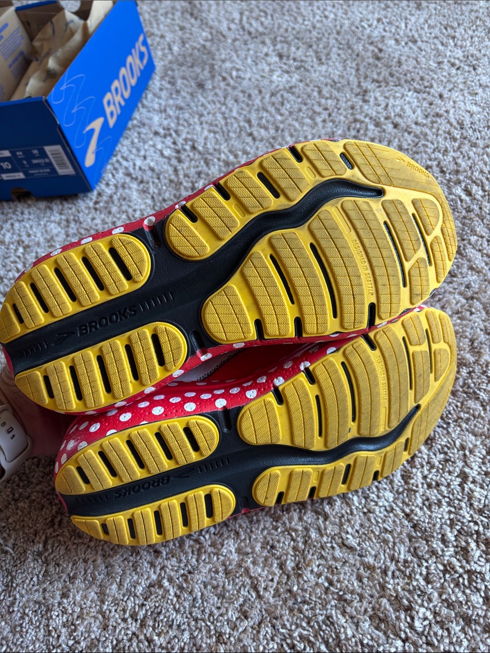 Brooks Ghost Max 2 Minnie Mouse run Disney Red White Polka Dot Sneakers - Picture 7 of 9